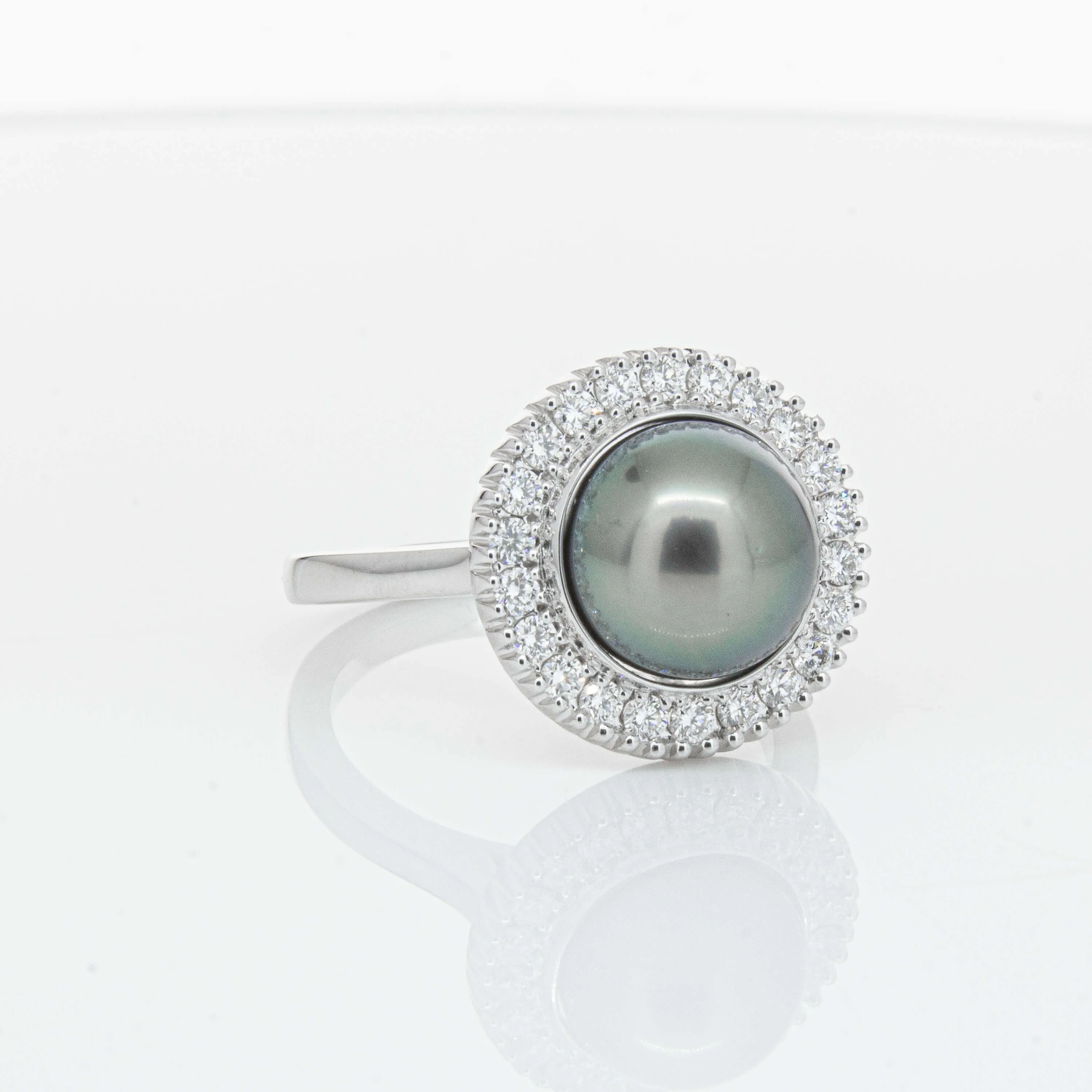 18ct White Gold 9.1mm Tahitian Black Pearl & Diamond Daisy Ring