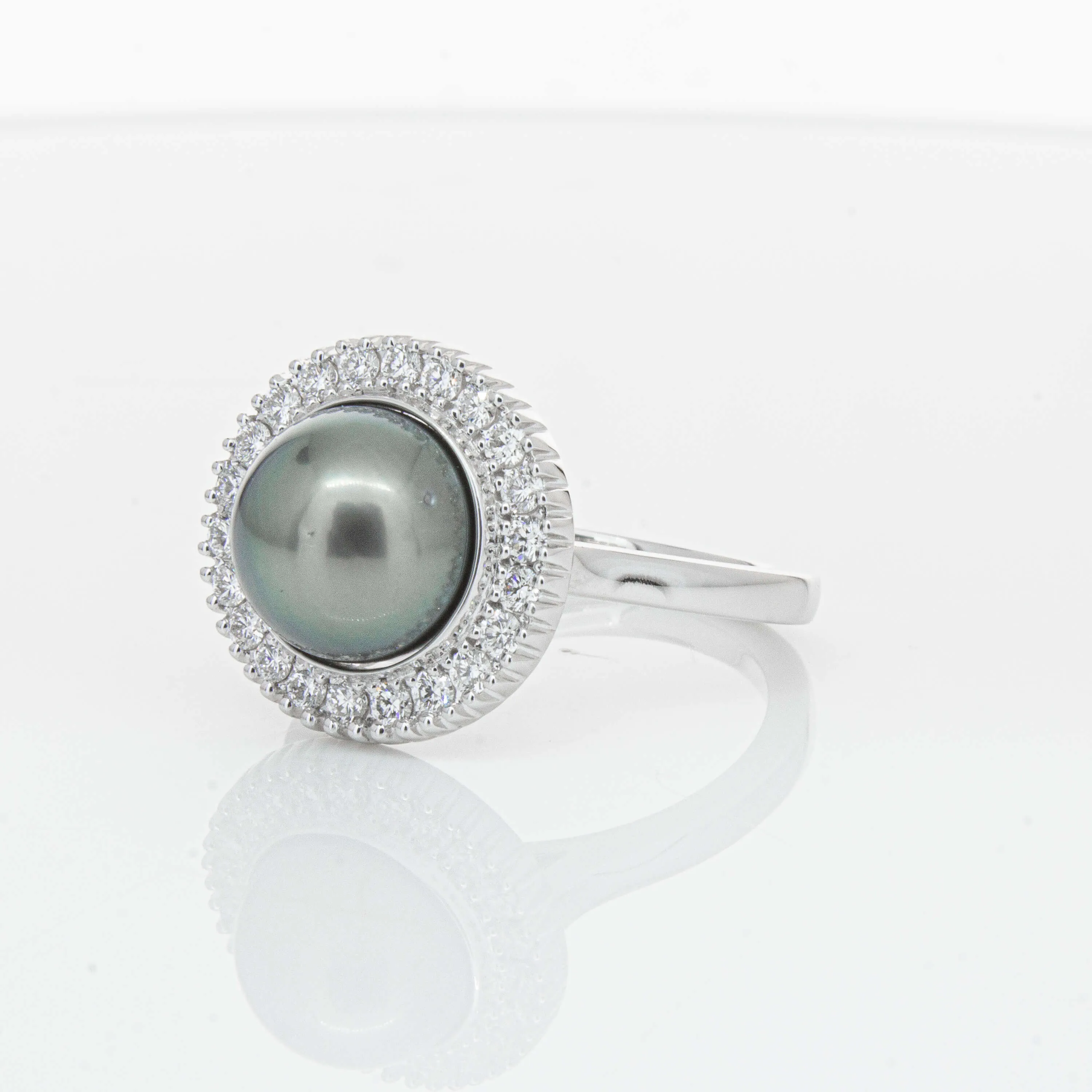 18ct White Gold 9.1mm Tahitian Black Pearl & Diamond Daisy Ring