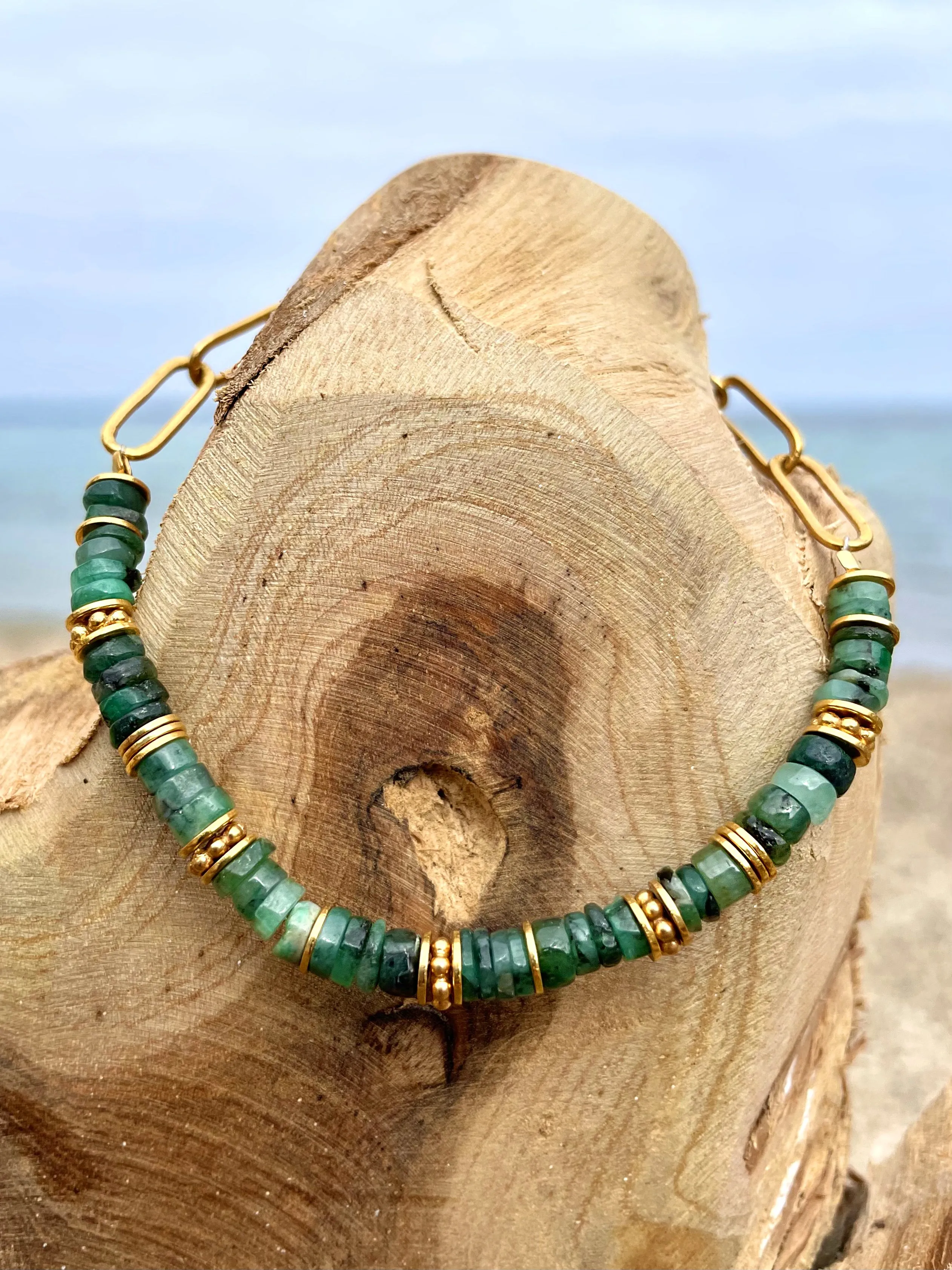 18k yellow gold pearl bracelet assembled with Emerald