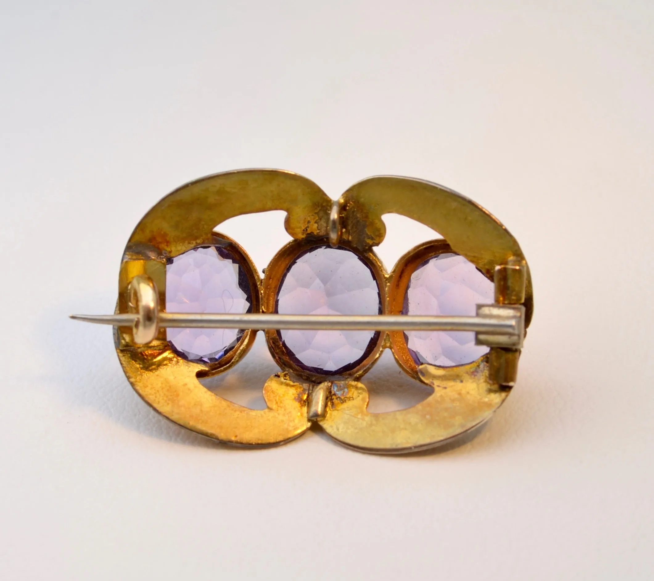 9K yellow gold English Antique brooch with oval Amethysts